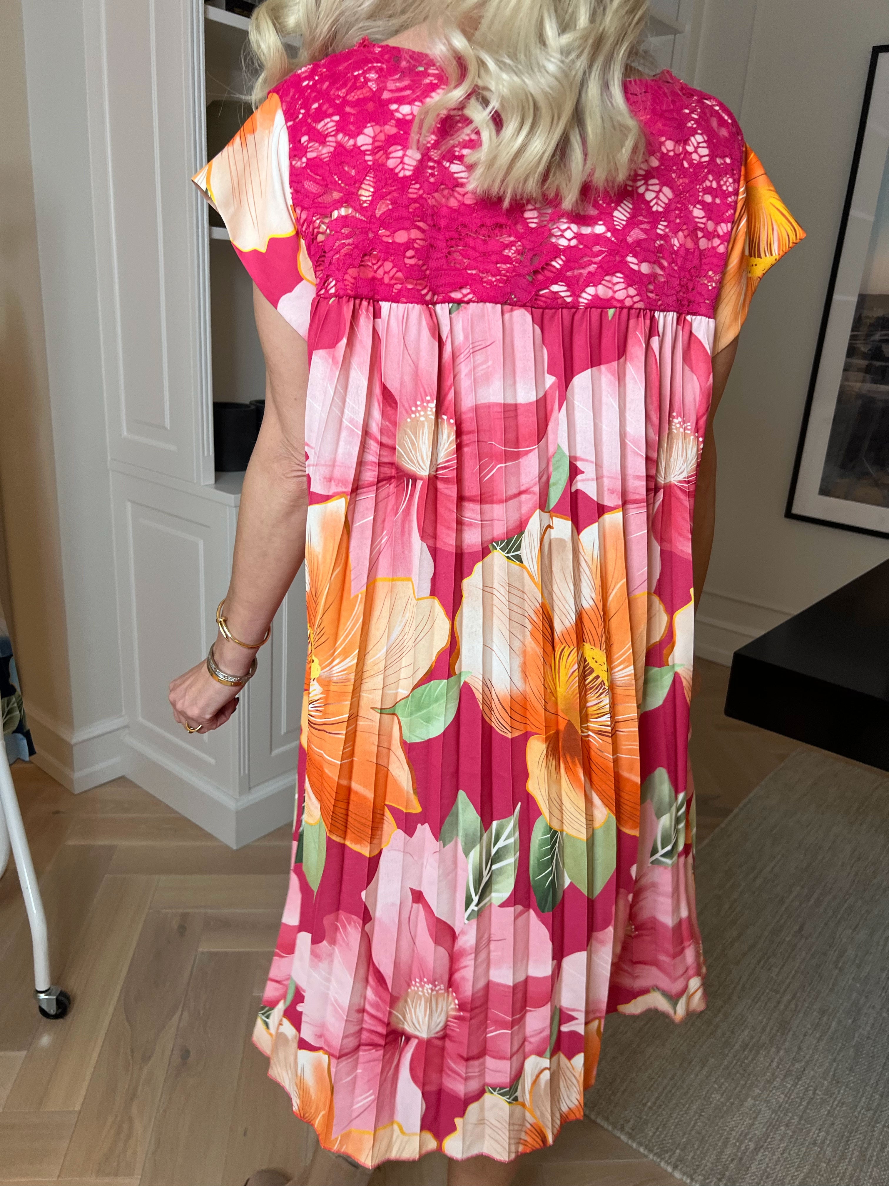 Nancy Lace Flower Short - Blomstret kjole med plisseringer og lommer